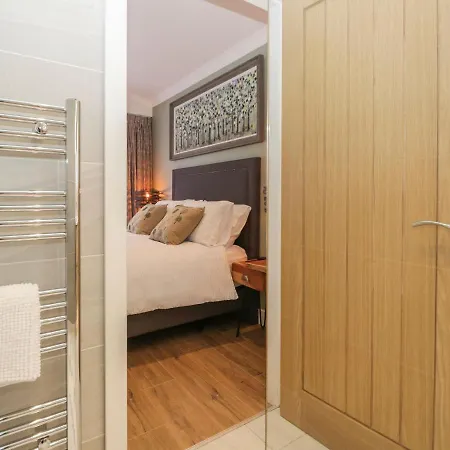 Watch Tree Holiday home