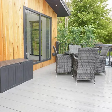 Watch Tree Holiday home