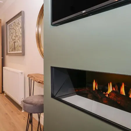 Watch Tree Holiday home